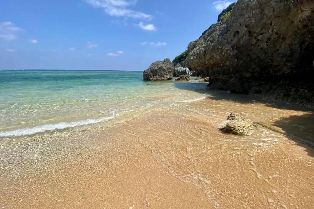 バーベキューもできる! 海と浜比嘉大橋を一望できる宿 Henza Luaran gambar